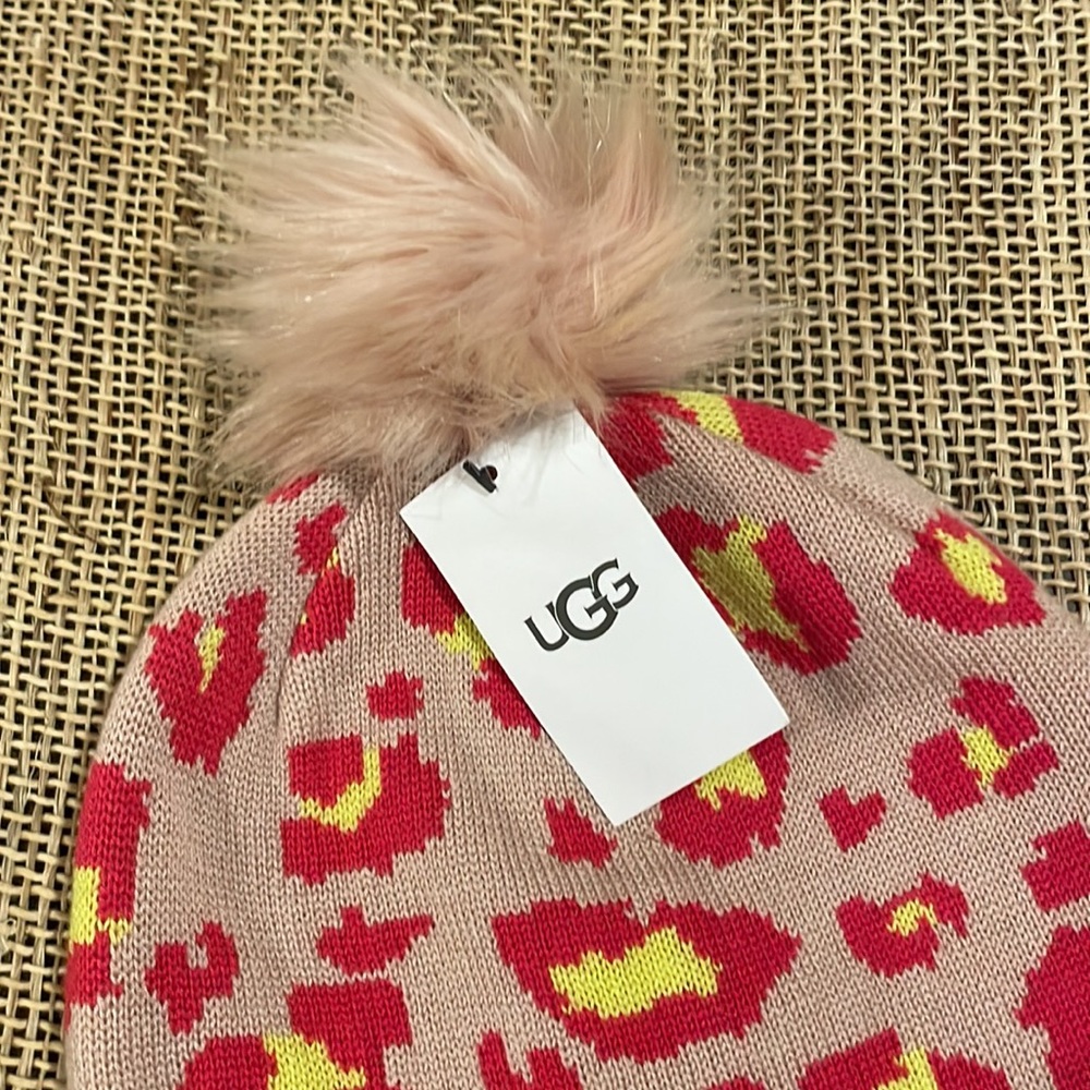 UGG Leonarra Pom Pom Beanie, NWT - Picture 2 of 9